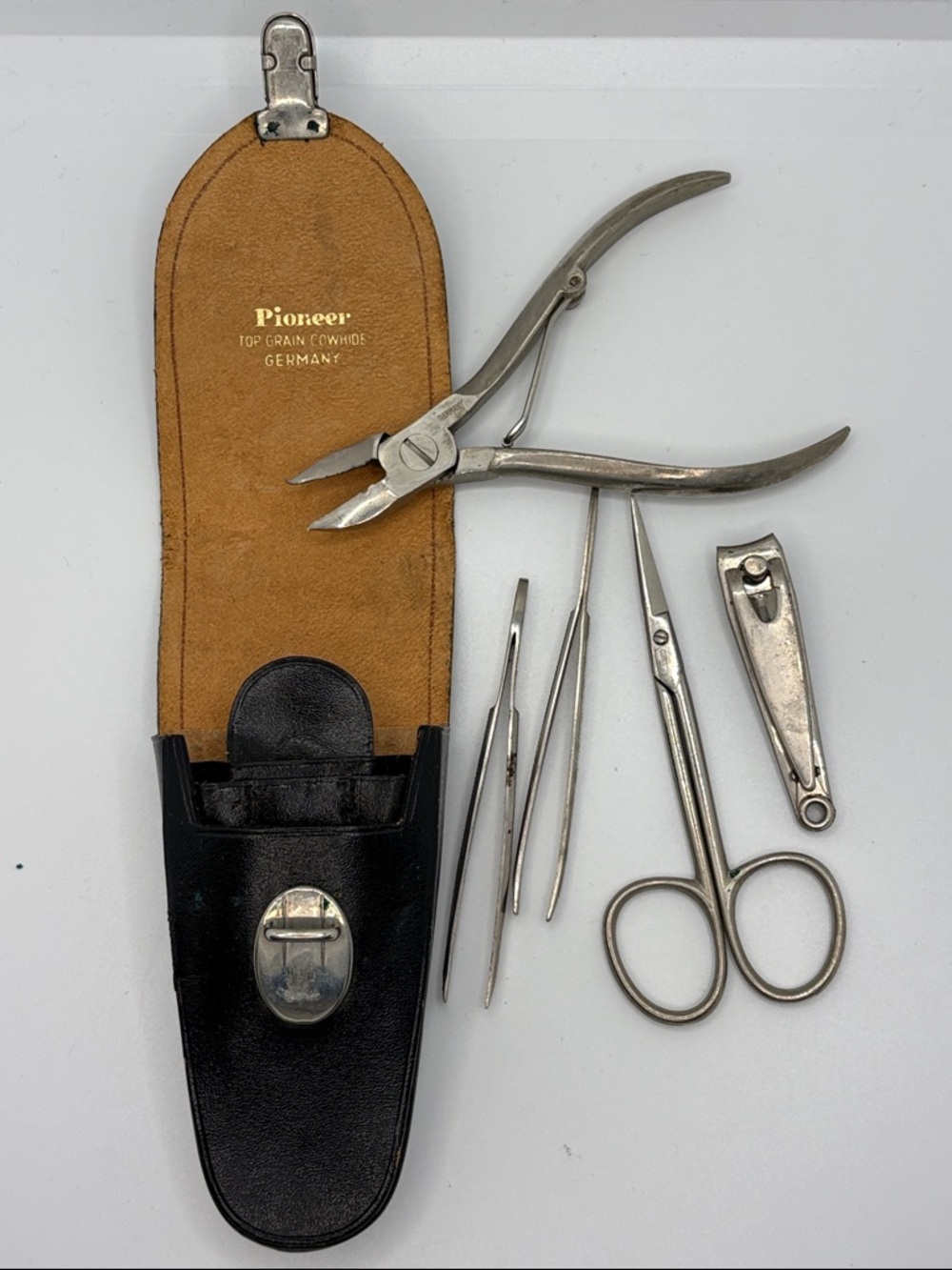 PIONEER Black Leather Key & Card Holder with Silver Clasp